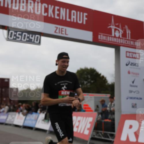 03.10.2025 - Köhlbrandbrückenlauf Yannick Fuchs http://msf.ph/oto/8983073 03.10.2025 15:50:38 Ziel 7020, 7036 meine-sportfotos.de