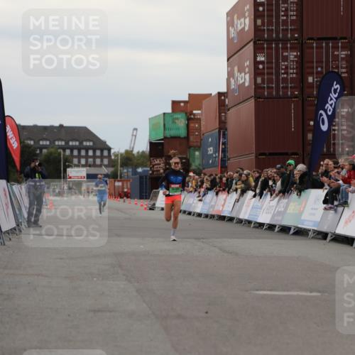 03.10.2025 - Köhlbrandbrückenlauf Yannick Fuchs http://msf.ph/oto/8983077 03.10.2025 15:50:40 Ziel 7020, 7036 meine-sportfotos.de