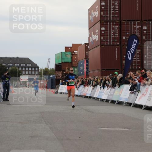 03.10.2025 - Köhlbrandbrückenlauf Yannick Fuchs http://msf.ph/oto/8983084 03.10.2025 15:50:40 Ziel 7020, 7036 meine-sportfotos.de
