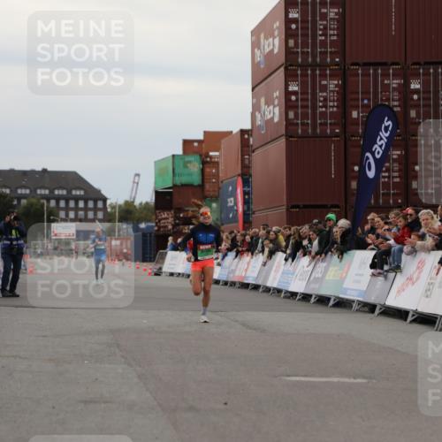 03.10.2025 - Köhlbrandbrückenlauf Yannick Fuchs http://msf.ph/oto/8983086 03.10.2025 15:50:40 Ziel 7020, 7036 meine-sportfotos.de