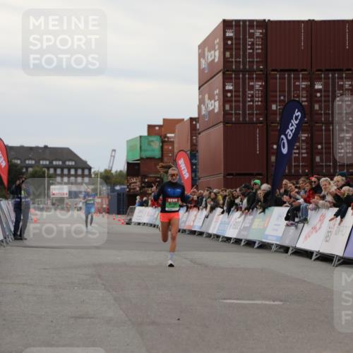03.10.2025 - Köhlbrandbrückenlauf Yannick Fuchs http://msf.ph/oto/8983092 03.10.2025 15:50:41 Ziel 7020, 7036 meine-sportfotos.de