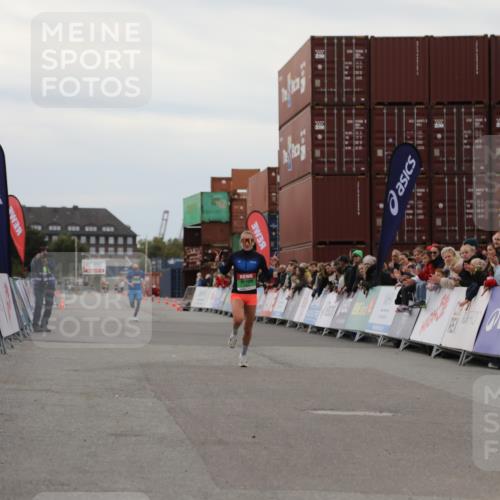 03.10.2025 - Köhlbrandbrückenlauf Yannick Fuchs http://msf.ph/oto/8983094 03.10.2025 15:50:41 Ziel 7020, 7036 meine-sportfotos.de