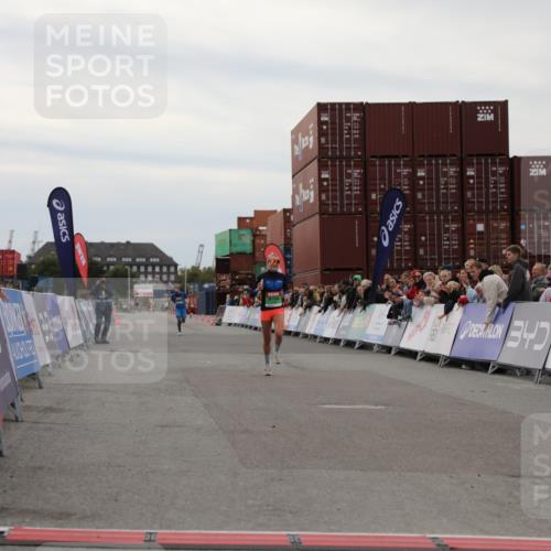 03.10.2025 - Köhlbrandbrückenlauf Yannick Fuchs http://msf.ph/oto/8983096 03.10.2025 15:50:41 Ziel 7020, 7036 meine-sportfotos.de