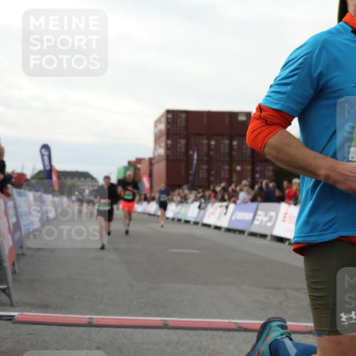 03.10.2025 - Köhlbrandbrückenlauf Yannick Fuchs http://msf.ph/oto/8983097 03.10.2025 16:06:14 Ziel 7296, 7343, 7601, 8064, 8802, 8803, 8804, 8805, 8991, 9100, 9451, 9483, 9633 meine-sportfotos.de