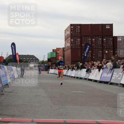 03.10.2025 - Köhlbrandbrückenlauf Yannick Fuchs http://msf.ph/oto/8983098 03.10.2025 15:50:42 Ziel 7020, 7065 meine-sportfotos.de