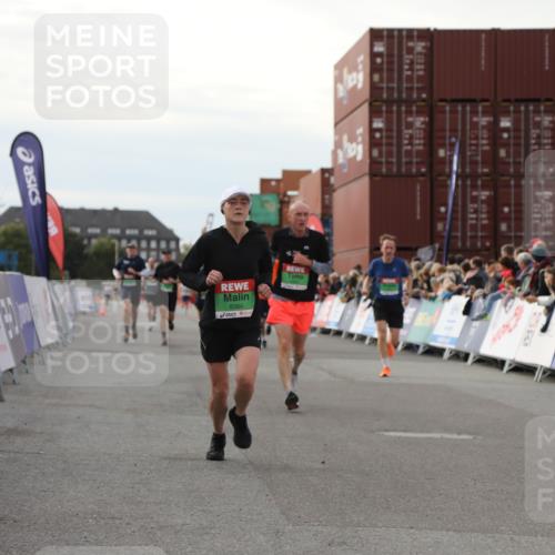 03.10.2025 - Köhlbrandbrückenlauf Yannick Fuchs http://msf.ph/oto/8983102 03.10.2025 16:06:15 Ziel 7296, 7343, 7601, 8064, 8802, 8803, 8804, 8805, 8991, 9451, 9483, 9633 meine-sportfotos.de