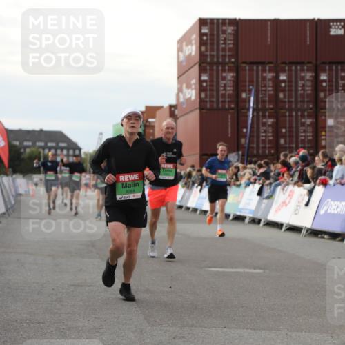 03.10.2025 - Köhlbrandbrückenlauf Yannick Fuchs http://msf.ph/oto/8983105 03.10.2025 16:06:15 Ziel 7296, 7343, 7601, 8064, 8802, 8803, 8804, 8805, 8991, 9451, 9483, 9633 meine-sportfotos.de