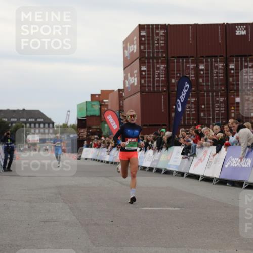 03.10.2025 - Köhlbrandbrückenlauf Yannick Fuchs http://msf.ph/oto/8983106 03.10.2025 15:50:42 Ziel 7020, 7065 meine-sportfotos.de