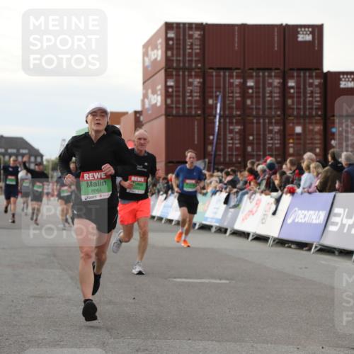 03.10.2025 - Köhlbrandbrückenlauf Yannick Fuchs http://msf.ph/oto/8983107 03.10.2025 16:06:15 Ziel 7296, 7343, 7601, 8064, 8802, 8803, 8804, 8805, 8991, 9451, 9483, 9633 meine-sportfotos.de