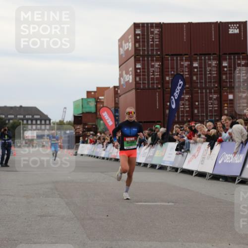 03.10.2025 - Köhlbrandbrückenlauf Yannick Fuchs http://msf.ph/oto/8983108 03.10.2025 15:50:42 Ziel 7020, 7065 meine-sportfotos.de