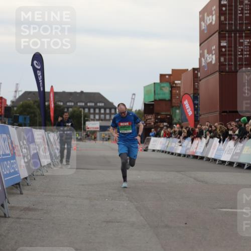 03.10.2025 - Köhlbrandbrückenlauf Yannick Fuchs http://msf.ph/oto/8983141 03.10.2025 15:50:48 Ziel 7020, 7065 meine-sportfotos.de