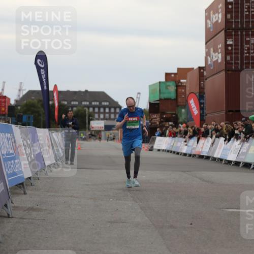 03.10.2025 - Köhlbrandbrückenlauf Yannick Fuchs http://msf.ph/oto/8983143 03.10.2025 15:50:48 Ziel 7020, 7065 meine-sportfotos.de