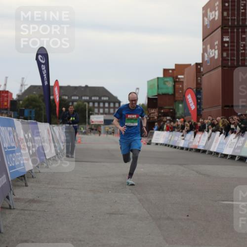 03.10.2025 - Köhlbrandbrückenlauf Yannick Fuchs http://msf.ph/oto/8983145 03.10.2025 15:50:48 Ziel 7020, 7065 meine-sportfotos.de