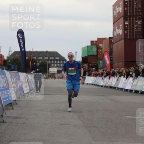 03.10.2025 - Köhlbrandbrückenlauf Yannick Fuchs http://msf.ph/oto/8983147 03.10.2025 15:50:48 Ziel 7020, 7065 meine-sportfotos.de