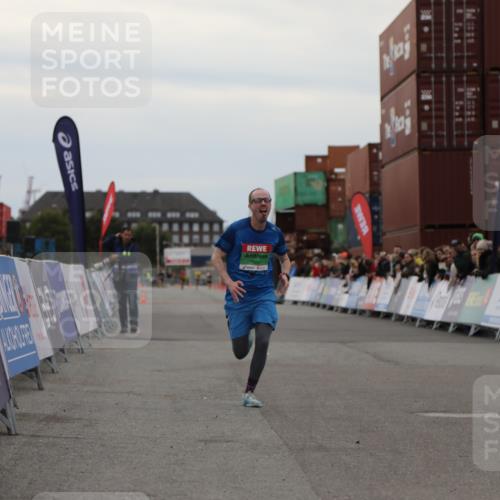 03.10.2025 - Köhlbrandbrückenlauf Yannick Fuchs http://msf.ph/oto/8983151 03.10.2025 15:50:49 Ziel 7065 meine-sportfotos.de