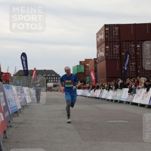 03.10.2025 - Köhlbrandbrückenlauf Yannick Fuchs http://msf.ph/oto/8983152 03.10.2025 15:50:49 Ziel 7065 meine-sportfotos.de