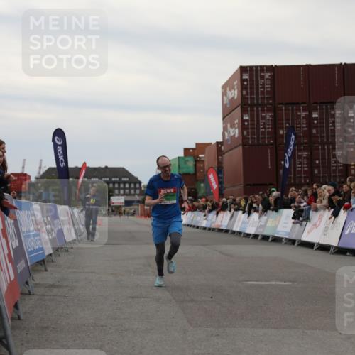 03.10.2025 - Köhlbrandbrückenlauf Yannick Fuchs http://msf.ph/oto/8983154 03.10.2025 15:50:49 Ziel 7065 meine-sportfotos.de