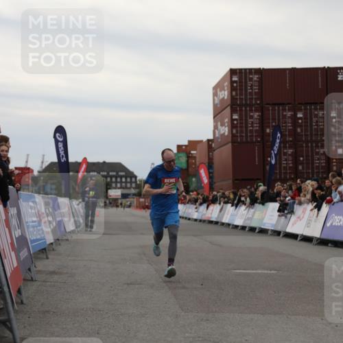 03.10.2025 - Köhlbrandbrückenlauf Yannick Fuchs http://msf.ph/oto/8983156 03.10.2025 15:50:49 Ziel 7065 meine-sportfotos.de