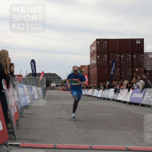 03.10.2025 - Köhlbrandbrückenlauf Yannick Fuchs http://msf.ph/oto/8983158 03.10.2025 15:50:50 Ziel 7065 meine-sportfotos.de