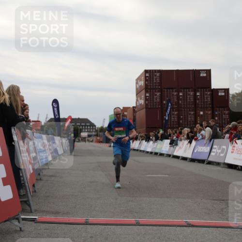 03.10.2025 - Köhlbrandbrückenlauf Yannick Fuchs http://msf.ph/oto/8983160 03.10.2025 15:50:50 Ziel 7065 meine-sportfotos.de