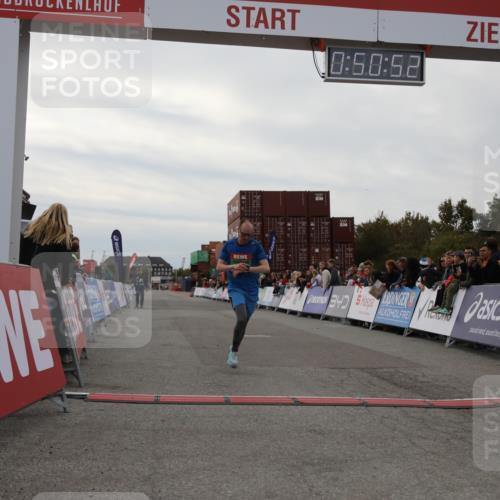 03.10.2025 - Köhlbrandbrückenlauf Yannick Fuchs http://msf.ph/oto/8983166 03.10.2025 15:50:50 Ziel 7065 meine-sportfotos.de