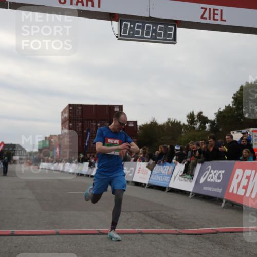 03.10.2025 - Köhlbrandbrückenlauf Yannick Fuchs http://msf.ph/oto/8983173 03.10.2025 15:50:51 Ziel 7065 meine-sportfotos.de