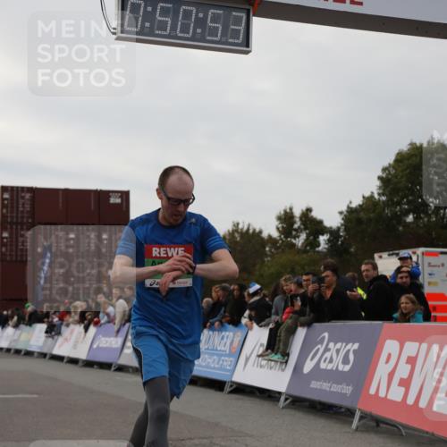 03.10.2025 - Köhlbrandbrückenlauf Yannick Fuchs http://msf.ph/oto/8983175 03.10.2025 15:50:51 Ziel 7065 meine-sportfotos.de