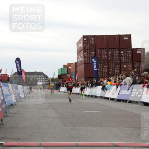 03.10.2025 - Köhlbrandbrückenlauf Yannick Fuchs http://msf.ph/oto/8983187 03.10.2025 15:51:18 Ziel 7050, 7250, 9564 meine-sportfotos.de