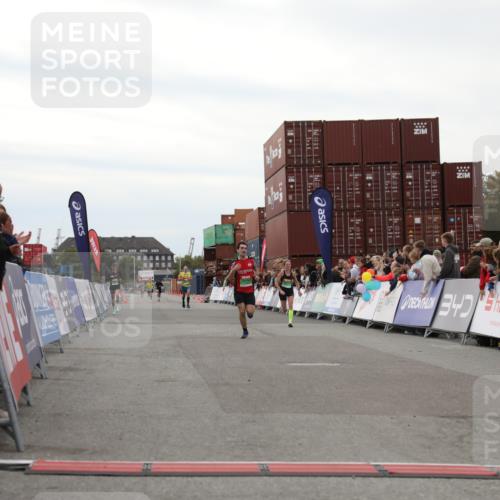 03.10.2025 - Köhlbrandbrückenlauf Yannick Fuchs http://msf.ph/oto/8983188 03.10.2025 15:51:19 Ziel 7050, 7250, 9564 meine-sportfotos.de