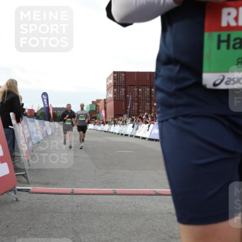 03.10.2025 - Köhlbrandbrückenlauf Yannick Fuchs http://msf.ph/oto/8983189 03.10.2025 16:06:24 Ziel 7576, 8802, 8803, 8804, 8805, 8991, 9572 meine-sportfotos.de