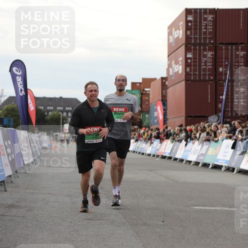 03.10.2025 - Köhlbrandbrückenlauf Yannick Fuchs http://msf.ph/oto/8983190 03.10.2025 16:06:24 Ziel 7576, 8802, 8803, 8804, 8805, 8991, 9572 meine-sportfotos.de