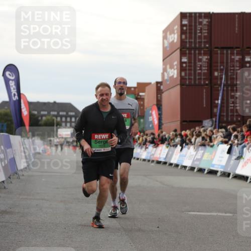 03.10.2025 - Köhlbrandbrückenlauf Yannick Fuchs http://msf.ph/oto/8983195 03.10.2025 16:06:24 Ziel 7576, 8802, 8803, 8804, 8805, 8991, 9572 meine-sportfotos.de