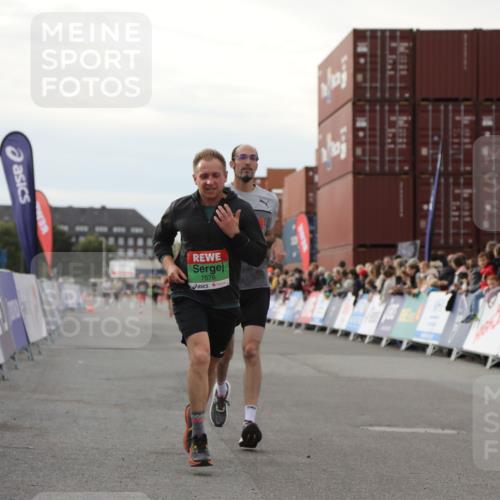 03.10.2025 - Köhlbrandbrückenlauf Yannick Fuchs http://msf.ph/oto/8983196 03.10.2025 16:06:25 Ziel 7576, 8802, 8803, 8804, 8805, 8991, 9572 meine-sportfotos.de