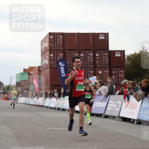03.10.2025 - Köhlbrandbrückenlauf Yannick Fuchs http://msf.ph/oto/8983198 03.10.2025 15:51:21 Ziel 7050, 7250, 8861, 9564 meine-sportfotos.de
