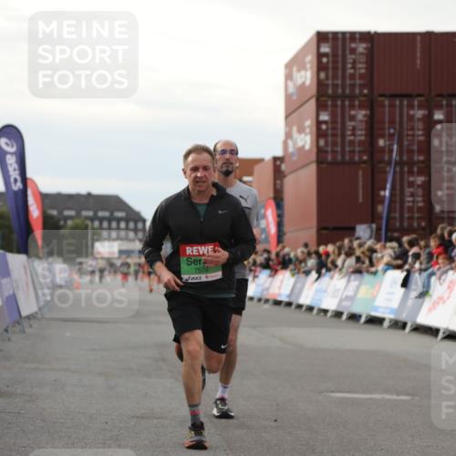 03.10.2025 - Köhlbrandbrückenlauf Yannick Fuchs http://msf.ph/oto/8983199 03.10.2025 16:06:25 Ziel 7576, 8802, 8803, 8804, 8805, 8991, 9572 meine-sportfotos.de