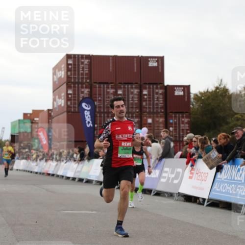 03.10.2025 - Köhlbrandbrückenlauf Yannick Fuchs http://msf.ph/oto/8983200 03.10.2025 15:51:21 Ziel 7050, 7250, 8861, 9564 meine-sportfotos.de