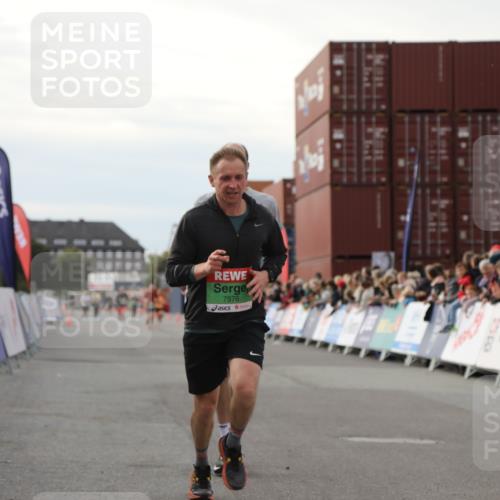 03.10.2025 - Köhlbrandbrückenlauf Yannick Fuchs http://msf.ph/oto/8983201 03.10.2025 16:06:25 Ziel 7576, 8802, 8803, 8804, 8805, 8991, 9572 meine-sportfotos.de