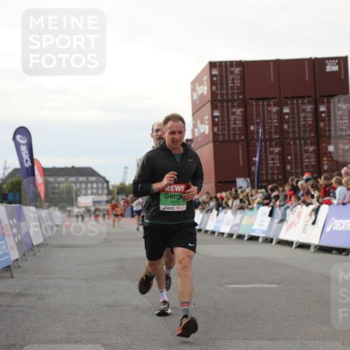 03.10.2025 - Köhlbrandbrückenlauf Yannick Fuchs http://msf.ph/oto/8983202 03.10.2025 16:06:25 Ziel 7576, 8802, 8803, 8804, 8805, 8991, 9572 meine-sportfotos.de