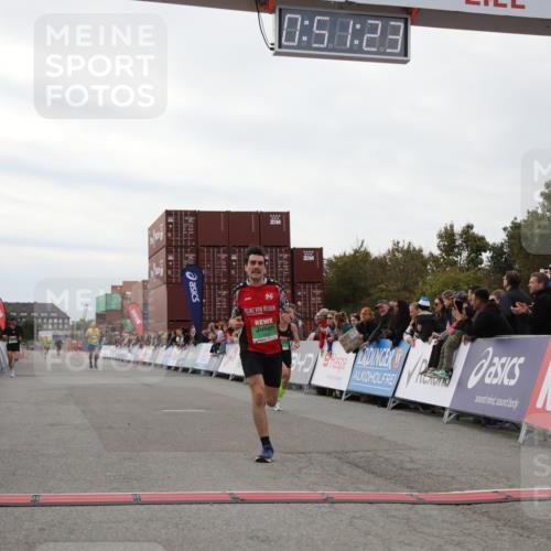 03.10.2025 - Köhlbrandbrückenlauf Yannick Fuchs http://msf.ph/oto/8983203 03.10.2025 15:51:21 Ziel 7050, 7250, 8861, 9564 meine-sportfotos.de