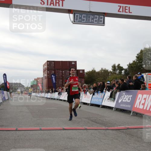 03.10.2025 - Köhlbrandbrückenlauf Yannick Fuchs http://msf.ph/oto/8983205 03.10.2025 15:51:22 Ziel 7050, 7250, 8861, 9564 meine-sportfotos.de