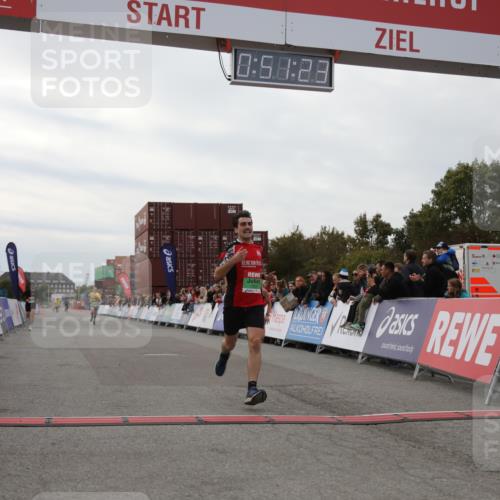03.10.2025 - Köhlbrandbrückenlauf Yannick Fuchs http://msf.ph/oto/8983206 03.10.2025 15:51:22 Ziel 7050, 7250, 8861, 9564 meine-sportfotos.de