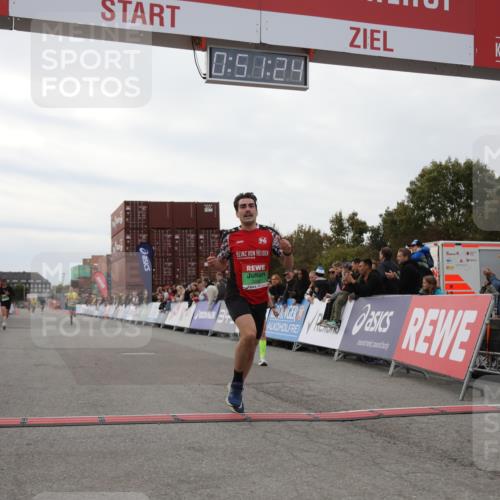 03.10.2025 - Köhlbrandbrückenlauf Yannick Fuchs http://msf.ph/oto/8983208 03.10.2025 15:51:22 Ziel 7050, 7250, 8861, 9564 meine-sportfotos.de