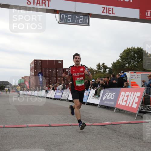 03.10.2025 - Köhlbrandbrückenlauf Yannick Fuchs http://msf.ph/oto/8983210 03.10.2025 15:51:22 Ziel 7050, 7250, 8861, 9564 meine-sportfotos.de