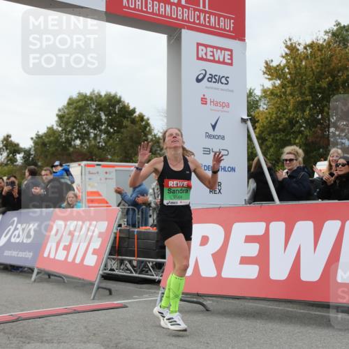 03.10.2025 - Köhlbrandbrückenlauf Yannick Fuchs http://msf.ph/oto/8983217 03.10.2025 15:51:24 Ziel 7050, 7250, 8861, 9564 meine-sportfotos.de