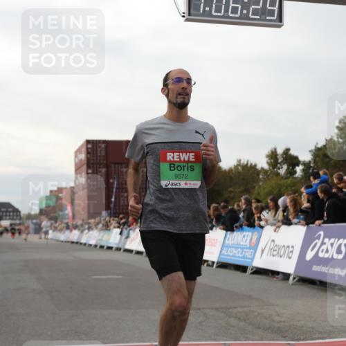 03.10.2025 - Köhlbrandbrückenlauf Yannick Fuchs http://msf.ph/oto/8983228 03.10.2025 16:06:27 Ziel 7576, 9572 meine-sportfotos.de