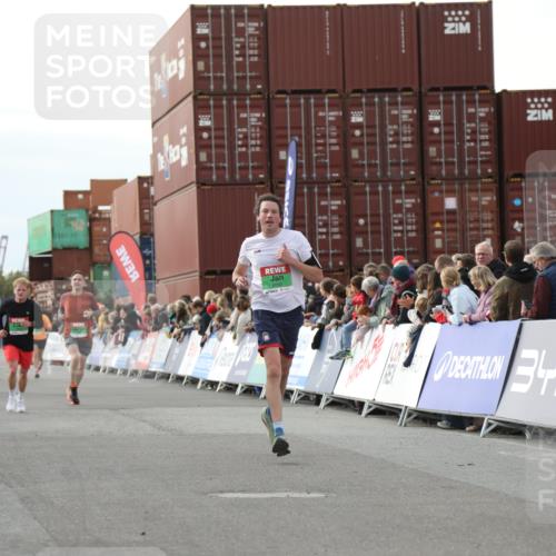03.10.2025 - Köhlbrandbrückenlauf Yannick Fuchs http://msf.ph/oto/8983239 03.10.2025 16:06:35 Ziel 7623, 8860, 8880 meine-sportfotos.de