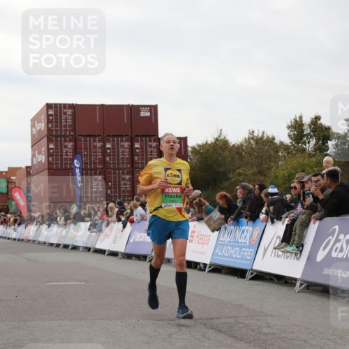 03.10.2025 - Köhlbrandbrückenlauf Yannick Fuchs http://msf.ph/oto/8983240 03.10.2025 15:51:29 Ziel 7050, 7210, 8861 meine-sportfotos.de
