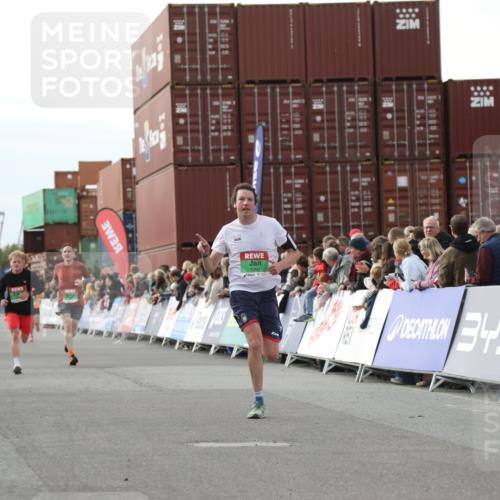 03.10.2025 - Köhlbrandbrückenlauf Yannick Fuchs http://msf.ph/oto/8983241 03.10.2025 16:06:35 Ziel 7623, 8860, 8880 meine-sportfotos.de
