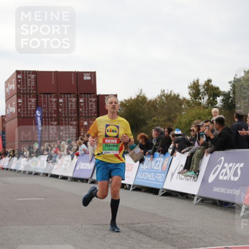 03.10.2025 - Köhlbrandbrückenlauf Yannick Fuchs http://msf.ph/oto/8983242 03.10.2025 15:51:29 Ziel 7050, 7210, 8861 meine-sportfotos.de
