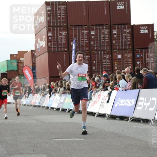 03.10.2025 - Köhlbrandbrückenlauf Yannick Fuchs http://msf.ph/oto/8983243 03.10.2025 16:06:36 Ziel 7623, 8860, 8880 meine-sportfotos.de
